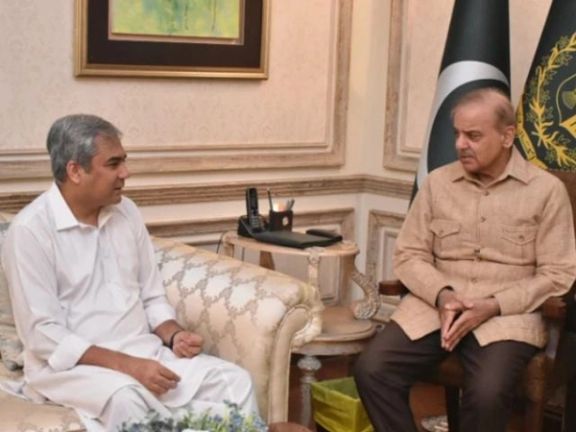 د پاکستان لومړي وزیر شهباز شریف د افغان کډوالو د ایستلو په اړه له محسن نقوي سره خبرې کړي