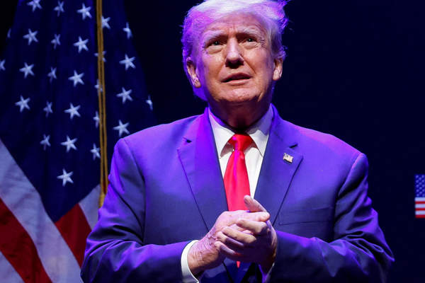 ډونالډ ټرمپ: له ایران سره هر ډول تړون کې باید د بالسټیک توغندیو موضوع هم شامله وي