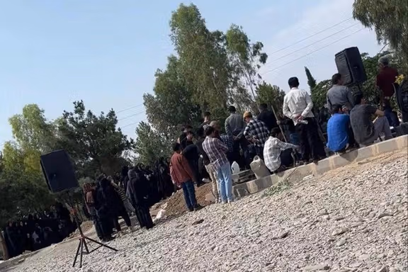 مراسم خاکسپاری کبرا رضایی «تحت نظارت شدید» برگزار شده است