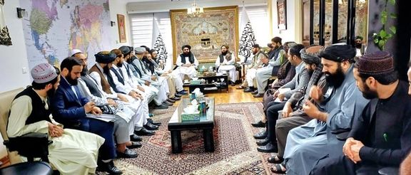 وزیر خارجه طالبان که در نشستهای رسمی اجازه پرچم ندارد، در سفارت افغانستان دو پرچم گذاشت