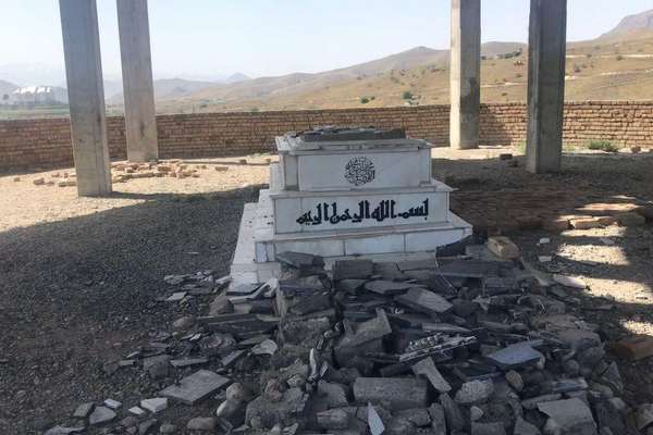 افراد طالبان برای «سومینبار» سنگ قبر سیدحسین انوری را تخریب کردند