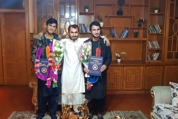 له محکمې پرته طالبانو د ۲۵ ورځو راهیسې د ارزګان د پخواني قوماندان درې زامن بندیان کړي