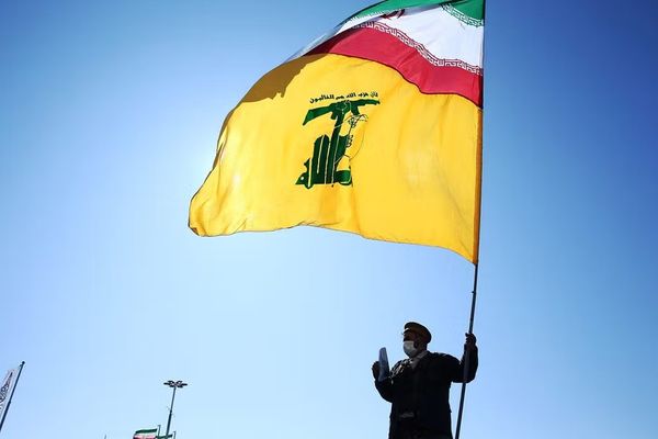 د سپاه پاسداران افسرانو د حزبالله میداني مشري پر غاړه اخیستې ده