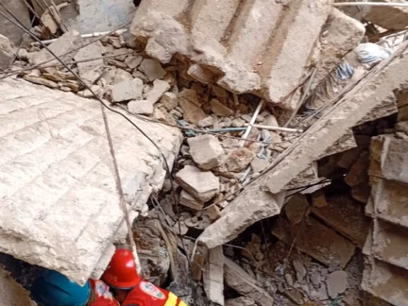 کراچۍ کې د یوې ودانۍ د نړېدو له امله یو کس مړ او پنځه نور ټپیان دي