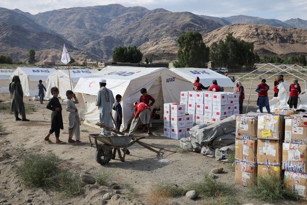 وصول شحنات من المساعدات الدولية لمتضرري الزلزال إلى مطار كابل