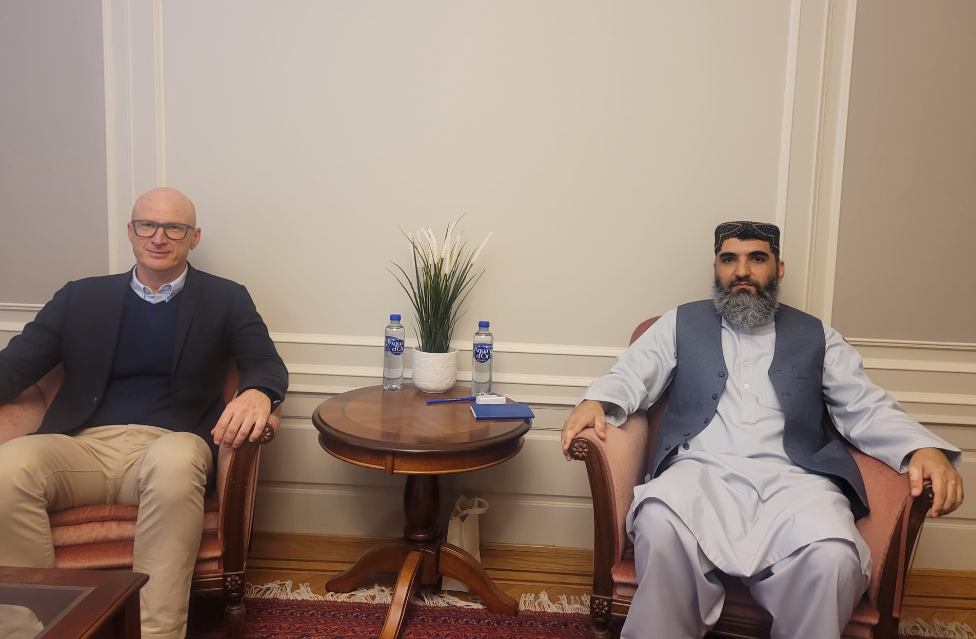 په ناروې کې طالب سفیر د سره صلیب له چارواکي سره پر بشري مرستو غږېدلی 