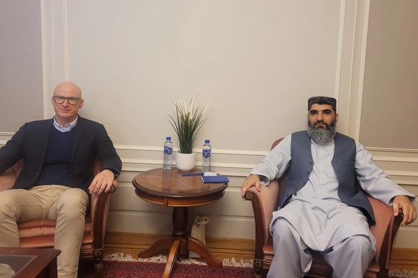 په ناروې کې طالب سفیر د سره صلیب له چارواکي سره پر بشري مرستو غږېدلی