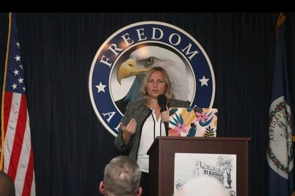 د سيایاې پخوانۍ ماموره: افغانستان بیا د نړۍوال تروریزم په مرکز بدلېږي