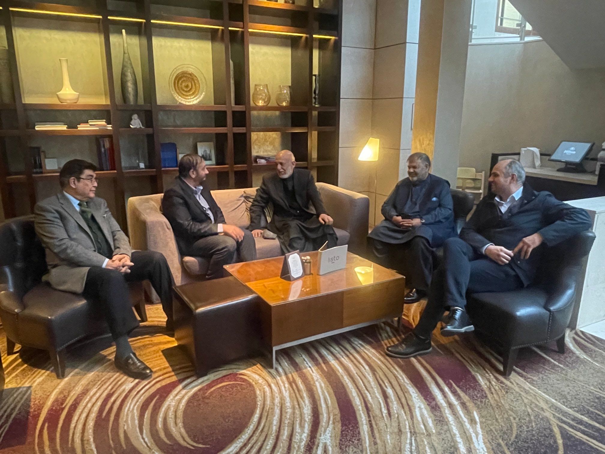 حامد کرزی با یکی از اعضای ارشد جبهه مقاومت ملی در آلمان دیدار کرد