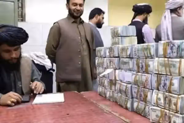 افغانستان تر ۲۰۲۱کال وروسته؛ امریکا څنګه د افغانستان د اقتصادي سقوط مخه ونیوله؟