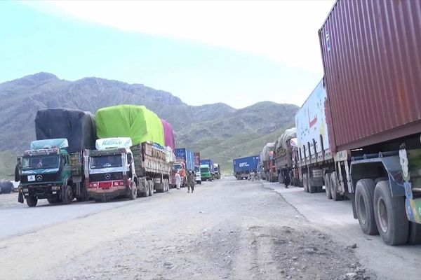 منابع: مدیر بررسی اسناد بندر آقینه از هر موتر صد دالر باج میگیرد