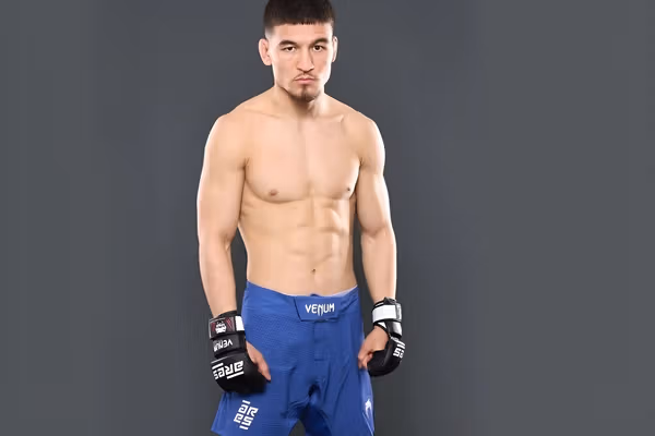 سخی قنبری برای دفاع از کمربند قهرمانی خود در سویدن وارد قفس مبارزه میشود