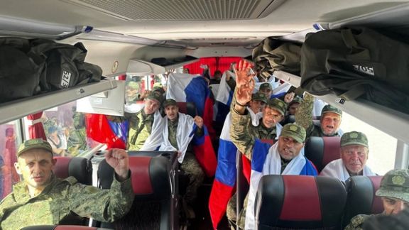 روسیې او اوکراین لسګونه نظامي بندیان سره تبادله کړل