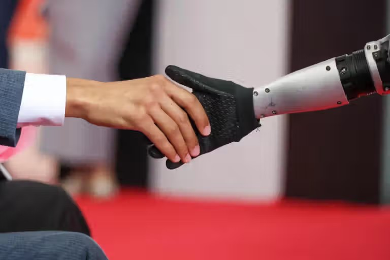 فرق الروبوتات من 7 دول بينها أفغانستان تتنافس غداً في إيران