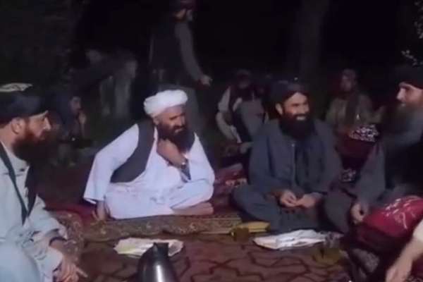 د نورستان له غمځپلو سره د غمرازۍ پرمهال د طالبانو د پلاوي خندا قومي مشران خواشیني کړي دي