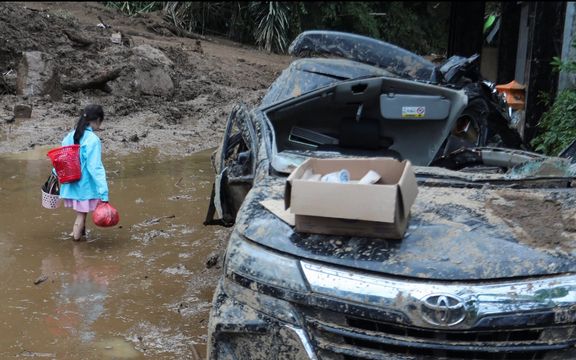 د اندونیزیا ژغورونکي په سوماترا کې د ځمکې ښویدنې وروسته د لادرکه کسانو په لټه کې دي