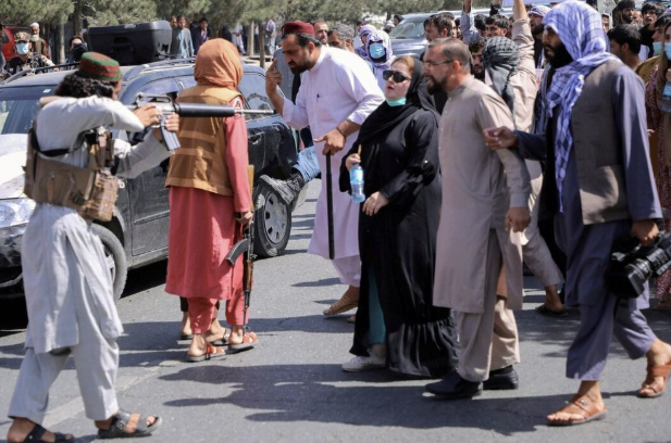 وزير المالية الأفغاني الأسبق: الفقر واحتكار طالبان للسلطة قد يواجهان بانتفاضة شعبية