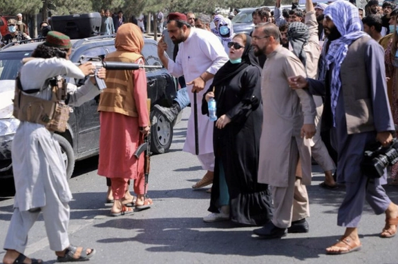 وزير المالية الأفغاني الأسبق: الفقر واحتكار طالبان للسلطة قد يواجهان بانتفاضة شعبية