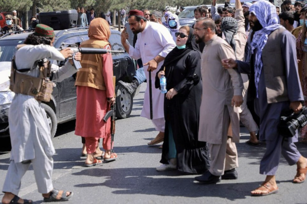 وزير المالية الأفغاني الأسبق: الفقر واحتكار طالبان للسلطة قد يواجهان بانتفاضة شعبية