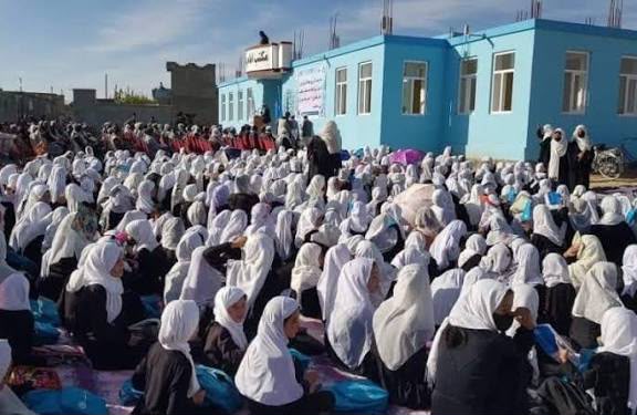 د نجونو د محرومیت په دوام؛ طالبان وایي پنځو کلونو کې له ۵ زرو ډېر ښوونځي او مدرسې رغول شوي