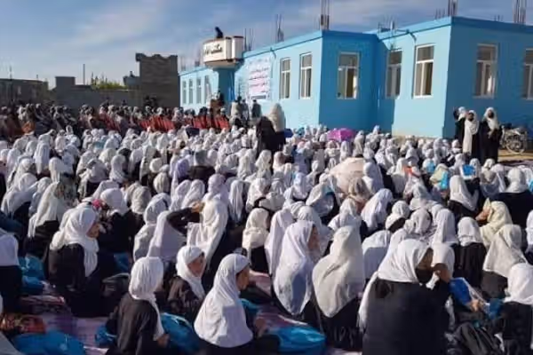 د نجونو د محرومیت په دوام؛ طالبان وایي پنځو کلونو کې له ۵ زرو ډېر ښوونځي او مدرسې رغول شوي