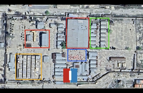 تم تمييز قاعة الطعام-المبيت في مركز «أميد» وغرفة الحراس باللون الأحمر، بينما تم تحديد المكتب الإداري في كمب «أميد» باللون البرتقالي – صور ما قبل الهجوم.