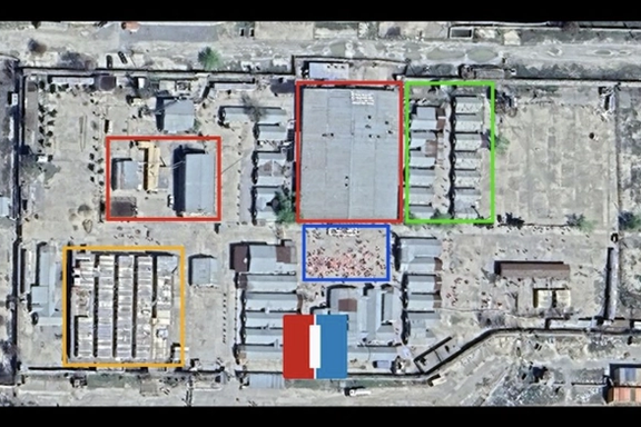 تم تمييز قاعة الطعام-المبيت في مركز «أميد» وغرفة الحراس باللون الأحمر، بينما تم تحديد المكتب الإداري في كمب «أميد» باللون البرتقالي – صور ما قبل الهجوم.