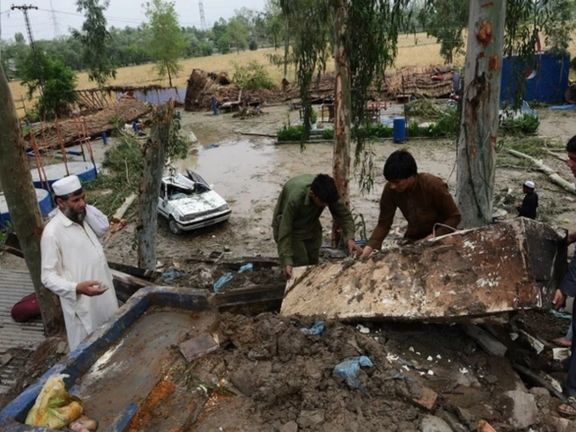 په پېښور کې د سخت توپان تر څنګ د باران له امله درې کسه مړه شوي او ۱۲ نور ټپیان دي