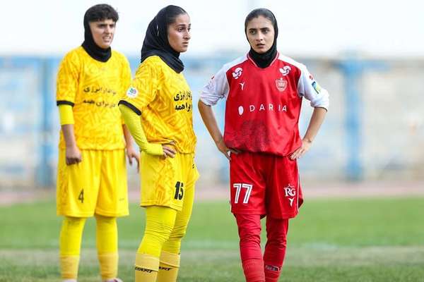 اعتراض فوتبالیستهای زن ایران به ممنوعیت حضور مردان در ورزشگاهها