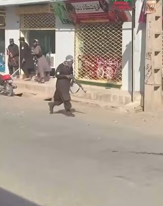 ریچارډ بېنېټ په هرات کې د لاریون کوونکو پر وړاندې د ځواک کارولو په اړه اندېښنه څرګنده کړې