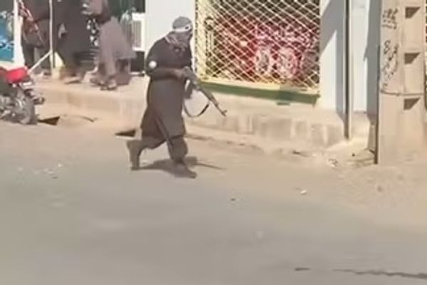 ریچارډ بېنېټ په هرات کې د لاریون کوونکو پر وړاندې د ځواک کارولو په اړه اندېښنه څرګنده کړې