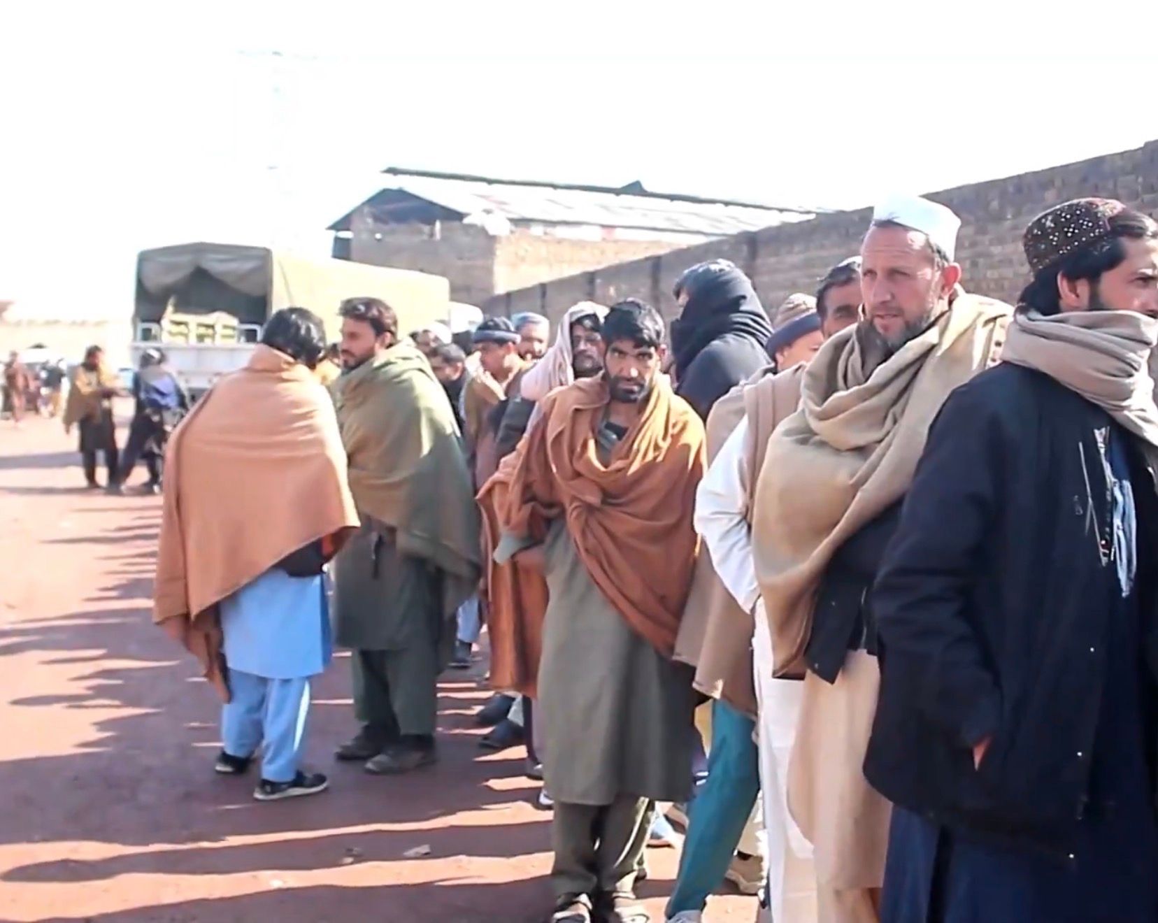 د تیرا اوسېدونکي: د پاکستان د پوځ له‌خوا په زور له خپلو مېنو اېستل شوي یو