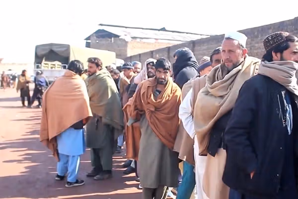 د تیرا اوسېدونکي: د پاکستان د پوځ لهخوا په زور له خپلو مېنو اېستل شوي یو