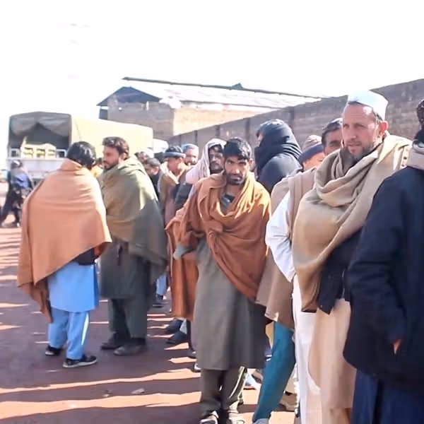 د تیرا اوسېدونکي: د پاکستان د پوځ لهخوا په زور له خپلو مېنو اېستل شوي یو