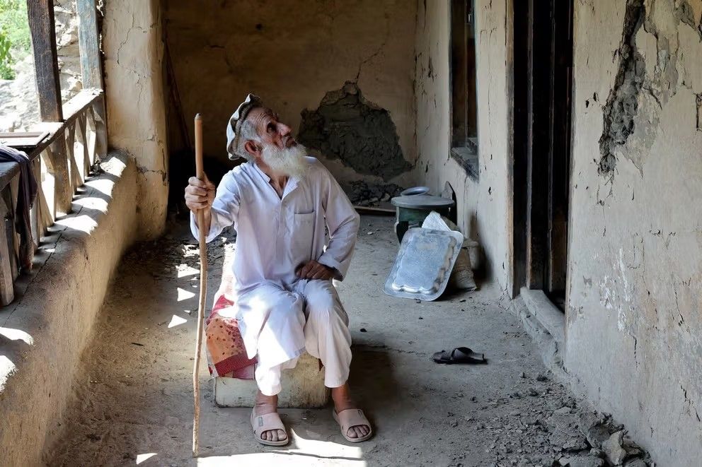 الناجون من زلزال شرق أفغانستان يرفضون العودة إلى مناطقهم خوفاً من الهزات والانهيارات