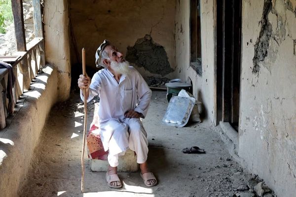 الناجون من زلزال شرق أفغانستان يرفضون العودة إلى مناطقهم خوفاً من الهزات والانهيارات