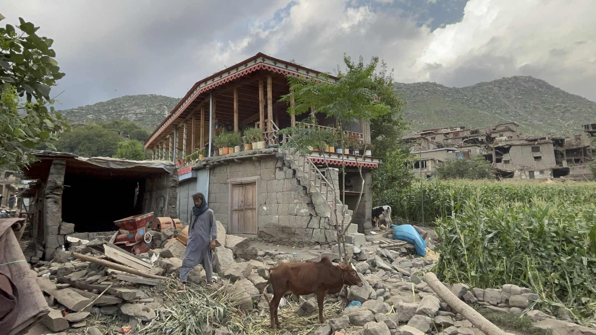 ساختمان یک هوتل که اندکی سالم مانده است. مردمی که از دور دست‌ها برای خرید به دره مزار می‌آمدند، اگر شب نمی‌توانستند برگردند، شب را اینجا سپری می کردند.
