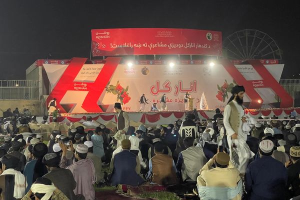 د انار ګل مشاعره یو وار بیا د طالبانو د مشر ستاینې او د جګړې پر تبلیغاتو راڅرخېده