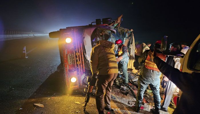 په پنجاب کې د دوړو او ککړې هوا له امله د یو ټرک لوېدو پېښه کې ۱۴ کسان مړه شوي