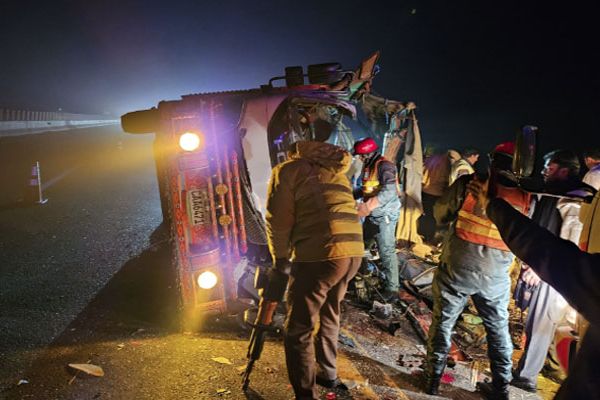 په پنجاب کې د دوړو او ککړې هوا له امله د یو ټرک لوېدو پېښه کې ۱۴ کسان مړه شوي