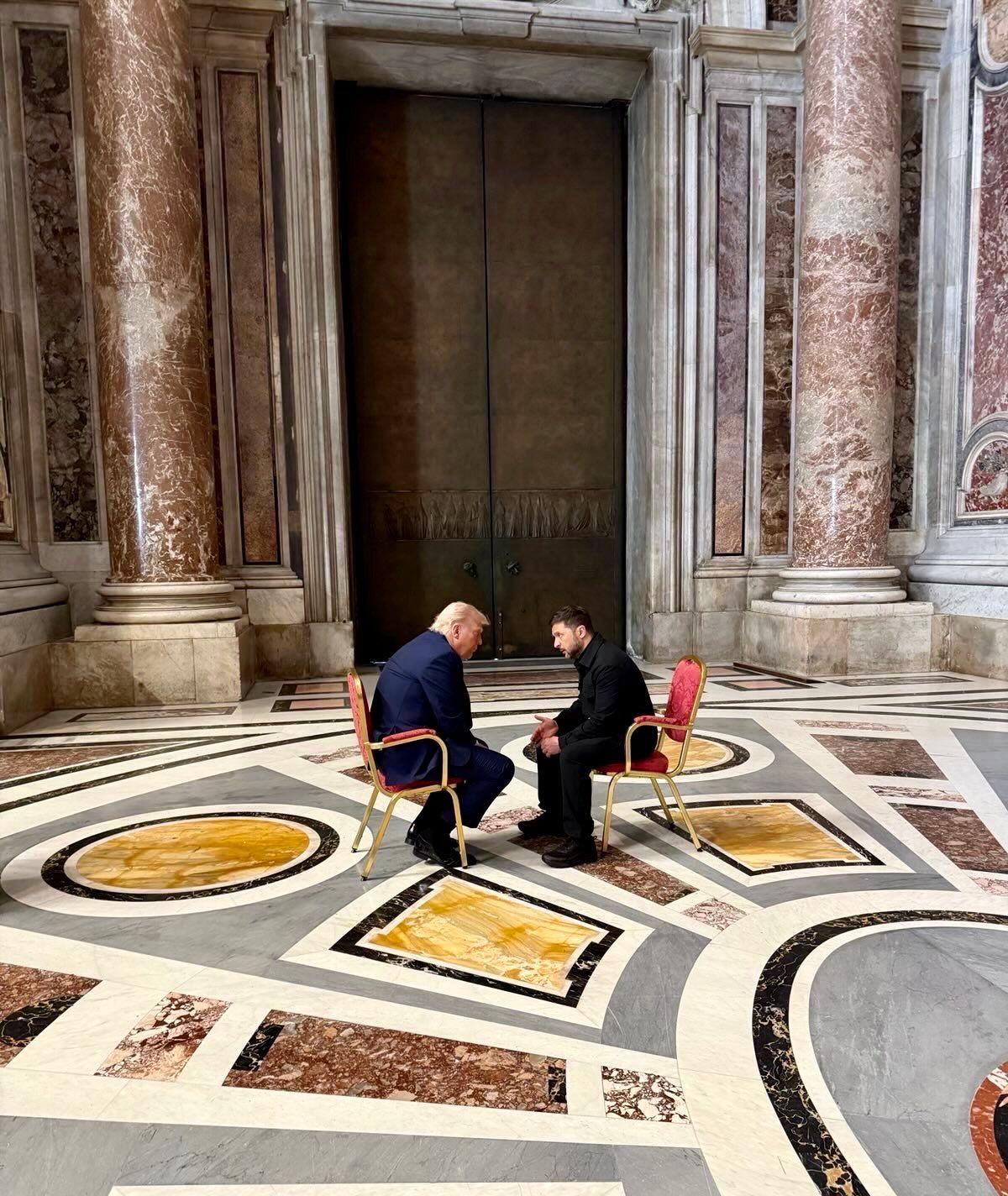 گفت‌وگوی ترامپ و زلنسکی در حاشیه مراسم وداع با پاپ فرانسیس