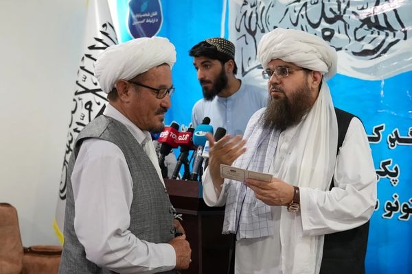 طالبانو د پخواني حکومت ۳۲ غړو ته د خوندیتوب کارتونه ورکړل
