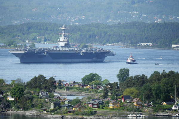نیویارک ټایمز: د نړۍ ترټولو لویه الوتکه وړونکې بېړۍ له ابراهام لېنکن سره یوځای کېږي