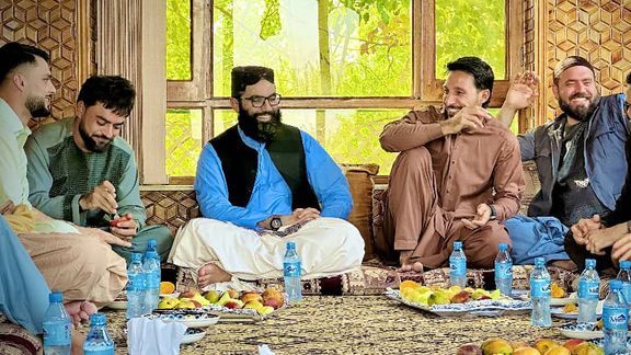 احساس ناامنی در زادگاه؛ راشد خان می‌گوید در افغانستان مجبورست موتر ضدگلوله سوار شود