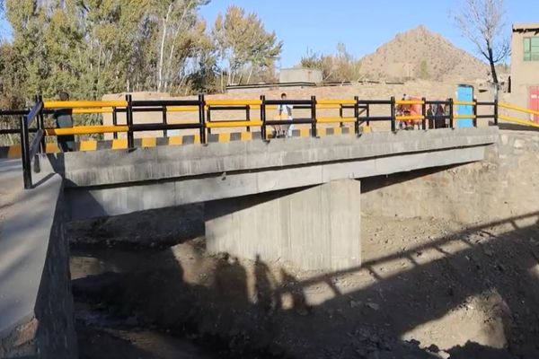 د لوګر په څرخ ولسوالۍ کې ځايي خلکو په شخصي لګښت پل جوړ کړی