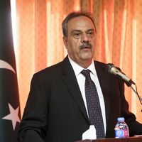 له طالبانو د اصف دراني پوښتنه: پر پاکستان برید روا دی که حرام؟