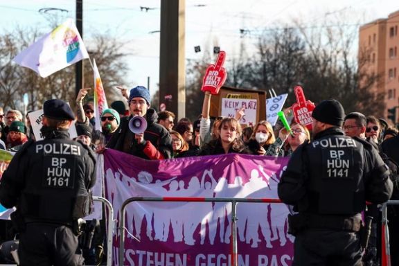 فعالان ضد راستگرا در اعتراض به یک برنامه برگزار شده توسط حزب آلترناتیو برای آلمان در برلین دست به اعتراض زدهاند، ۲۲ فبروری ۲۰۲۵.