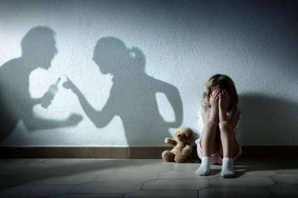 یونېسف: نړۍ کې له هرو ۴ ماشومانو یو یې له داسې مور سره ژوند کوي چې د زور زیاتۍ ښکار شوې