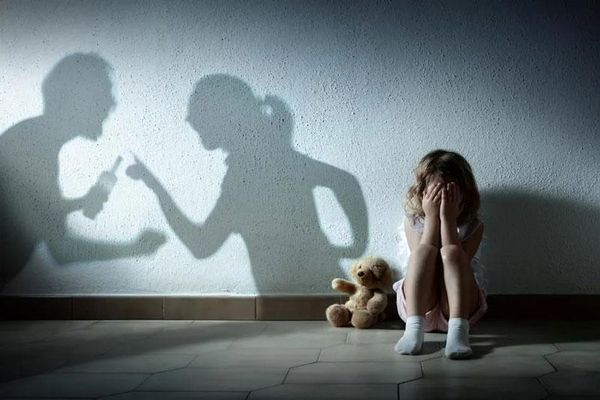 یونېسف: نړۍ کې له هرو ۴ ماشومانو یو یې له داسې مور سره ژوند کوي چې د زور زیاتۍ ښکار شوې