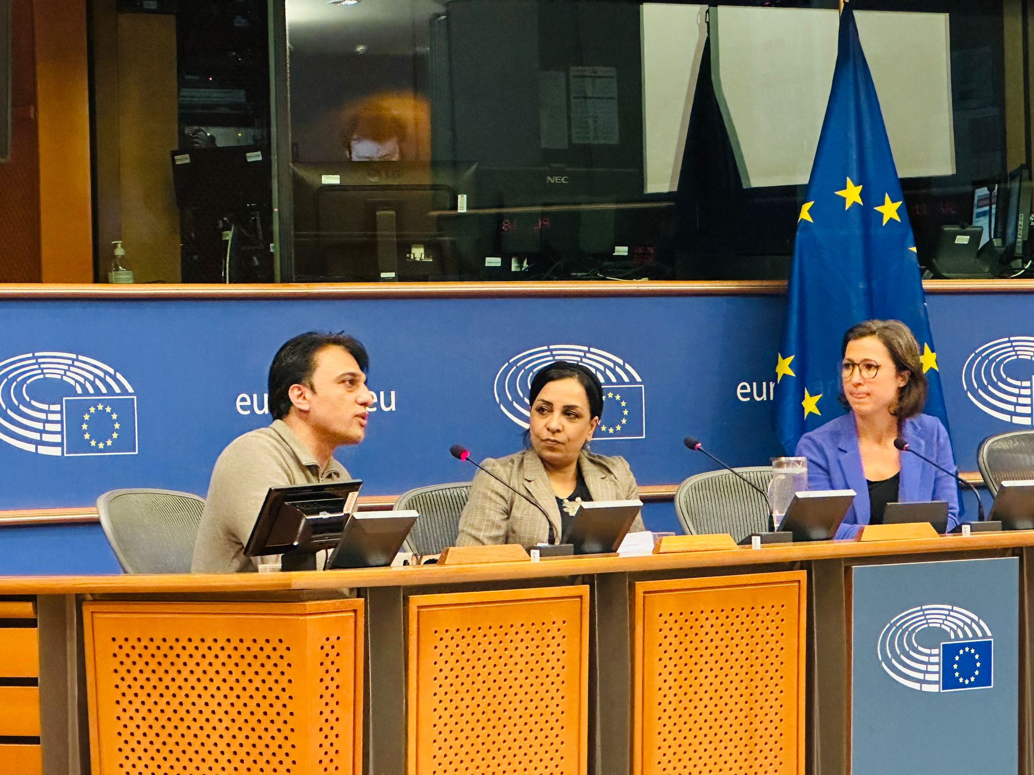 فیلم «لبه تیز صلح» به کارگردانی رویا سادات، در مقر پارلمان اروپا به نمایش درآمد